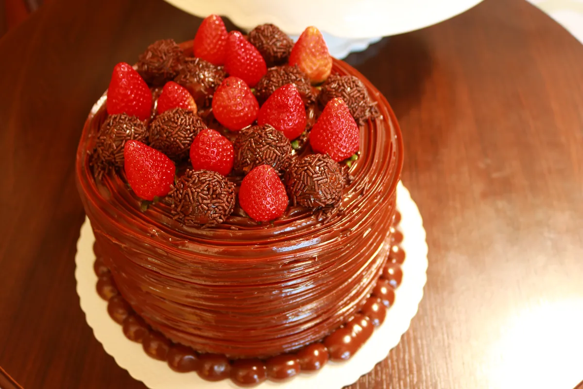 Bolo de chocolate com morangos e brigadeiros da Trigart.