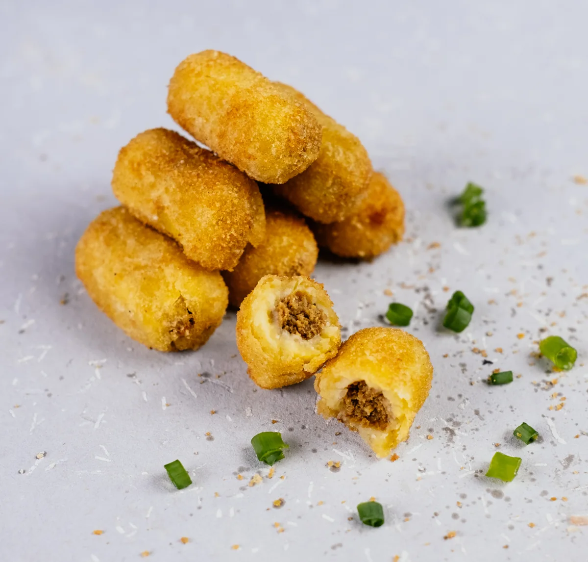 Croquetes de carne inteiros e abertos.