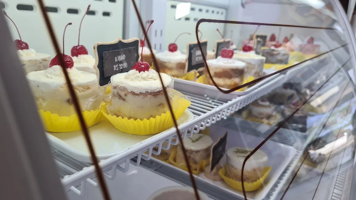Doces na vitrine da Trigart.